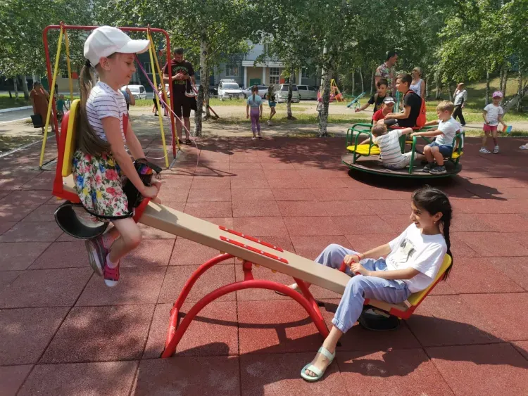 Детскую площадку с игровым комплексом открыли в Тынде при поддержке мецената
