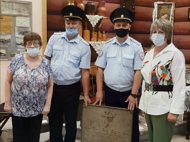 Храмовую закладную плиту передали полицейские музею в Тамбовском районе