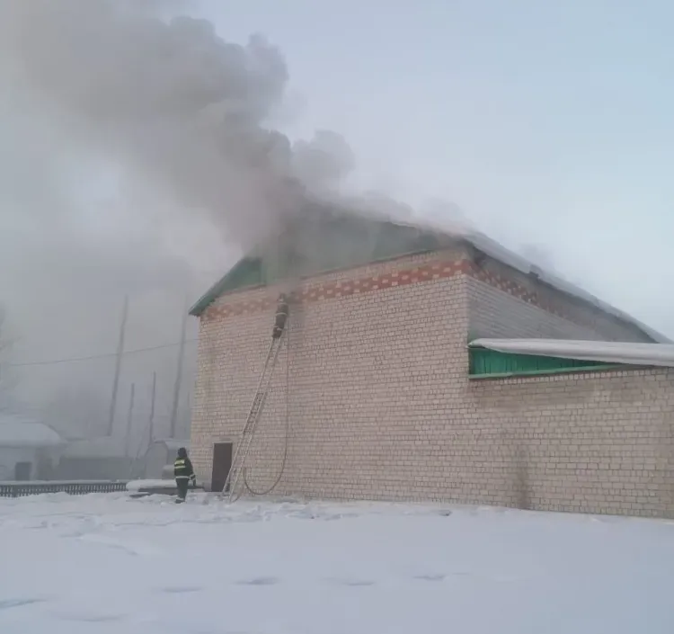 Кровля загорелась на школьном спортзале в Селемджинском районе