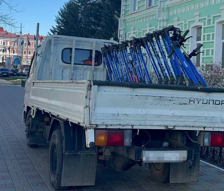 Электросамокаты с запрещенных парковок начали вывозить в Благовещенске