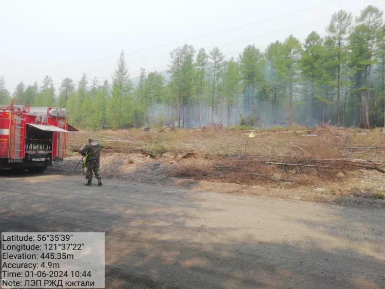 Пожар продолжают тушить около амурского поселка