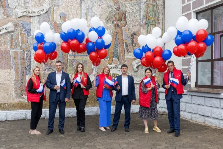 Патриотическую акцию «Встречаем «Россию» провели сотрудники ЗабЖД на вокзале Читы