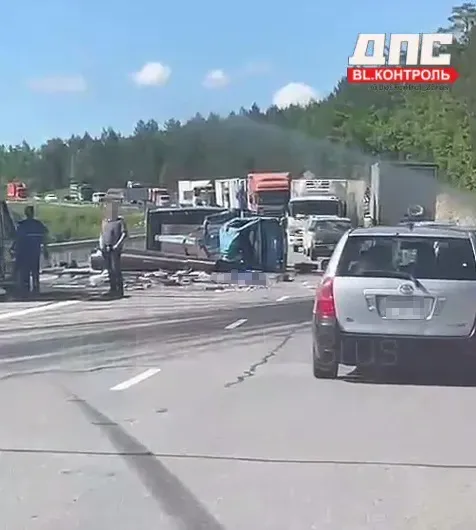 Водитель и пассажир пострадали в ДТП с опрокидыванием