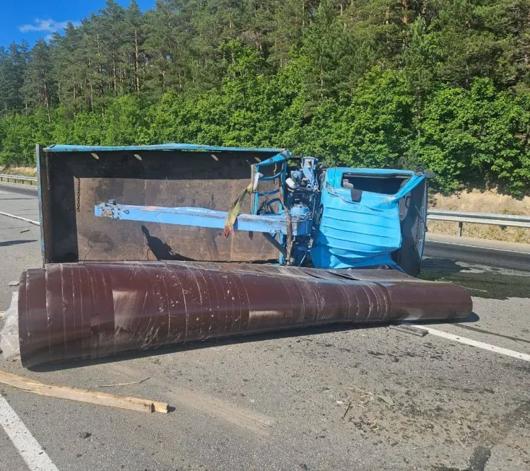 Водитель и пассажир пострадали в ДТП с опрокидыванием