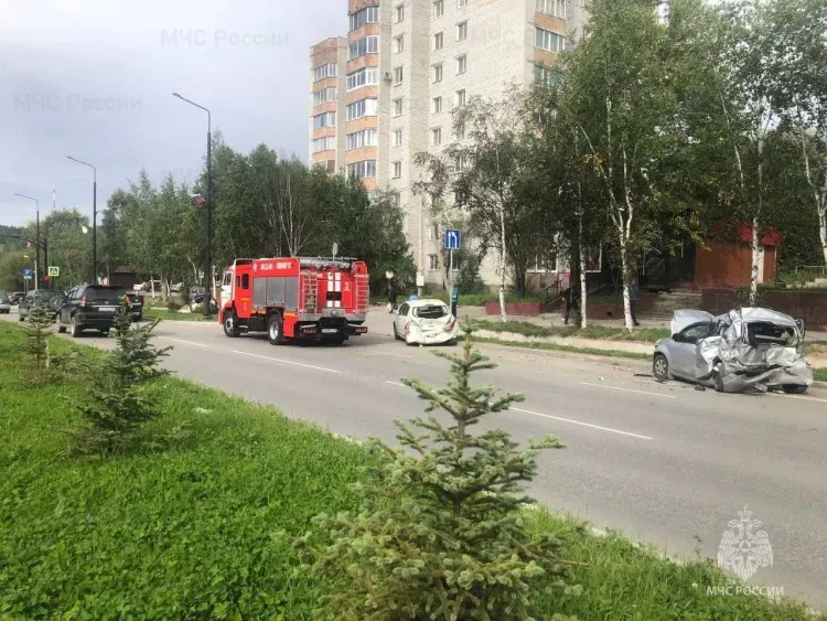 Пожарные помогли мужчинам, попавшим в ДТП в Тынде