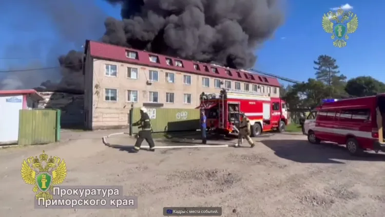 Сильнейший пожар тушат в Уссурийске