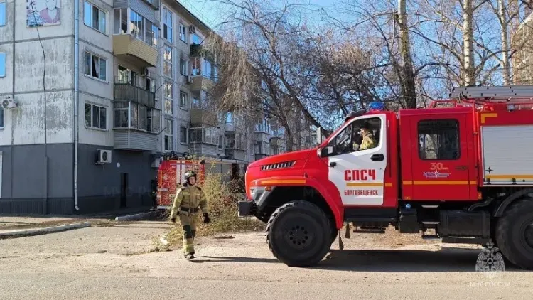 Женщин спасли пожарные из задымленной квартиры в Благовещенске