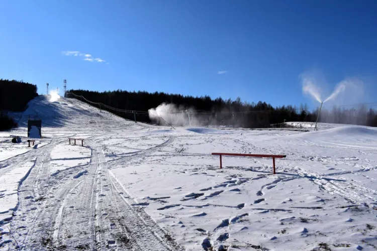 Искусственным снегом засыпают горнолыжный спуск в Тынде