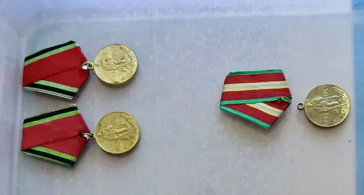 Турист из Китая пытался вывезти медали без заключения Минкульта