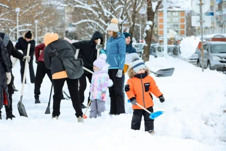 Десятки тысяч амурчан всех возрастов вышли на снежный субботник