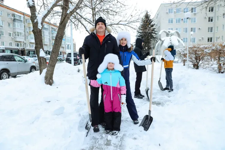 Десятки тысяч амурчан всех возрастов вышли на снежный субботник