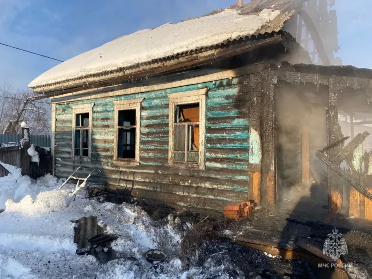 Огонь повредил веранду и кровлю деревянного дома в Свободном