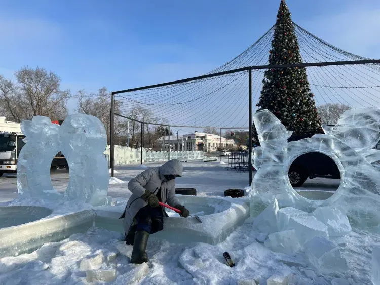 Призеры международных конкурсов строят ледовый городок в Белогорске