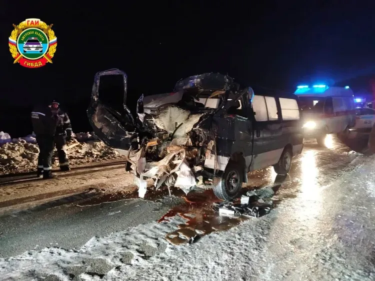 Сотрудники МЧС извлекли мертвого мужчину из машины в Приамурье