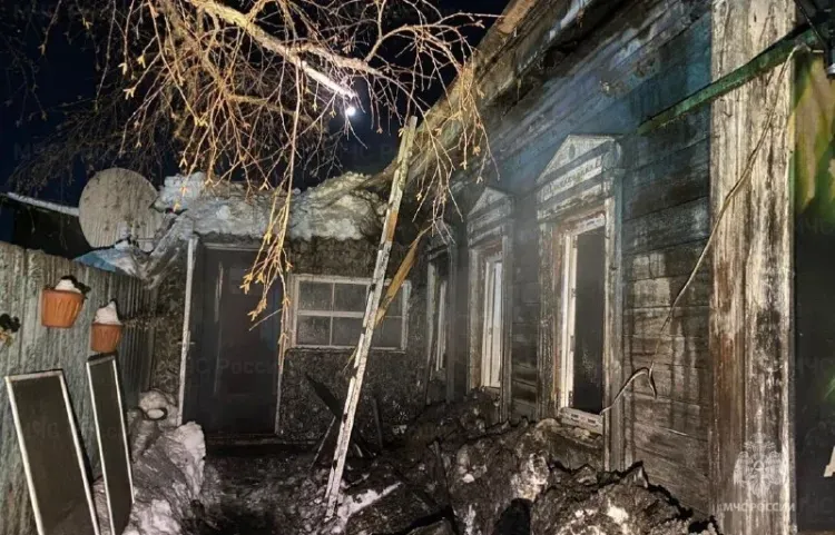 Жилой дом с гаражом полыхал в Благовещенске