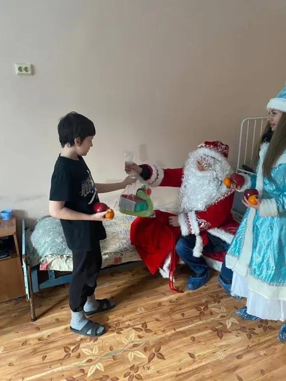 Более 1,5 тысяч подарков передали волонтеры ЗабЖД детям и пенсионерам в Забайкалье и Приамурье