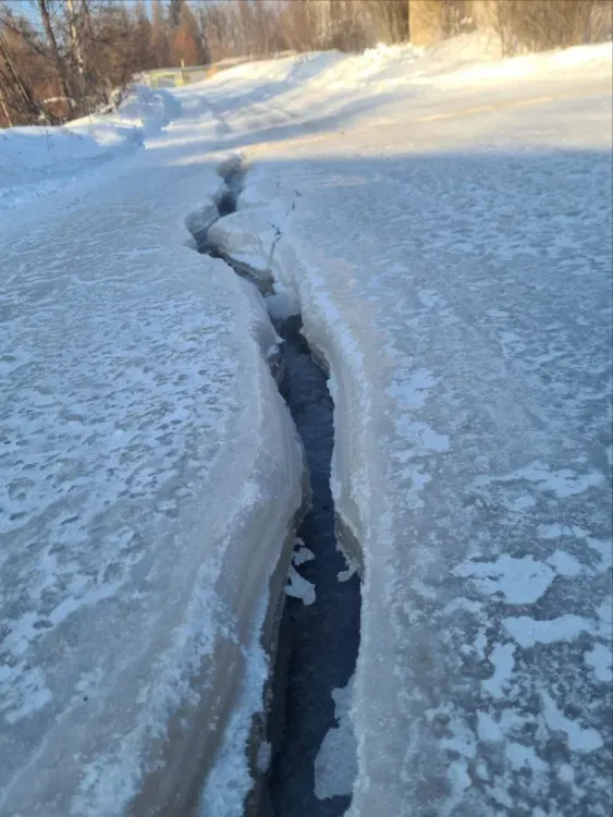 Стоки из канализации добрались до гаража в Тынде