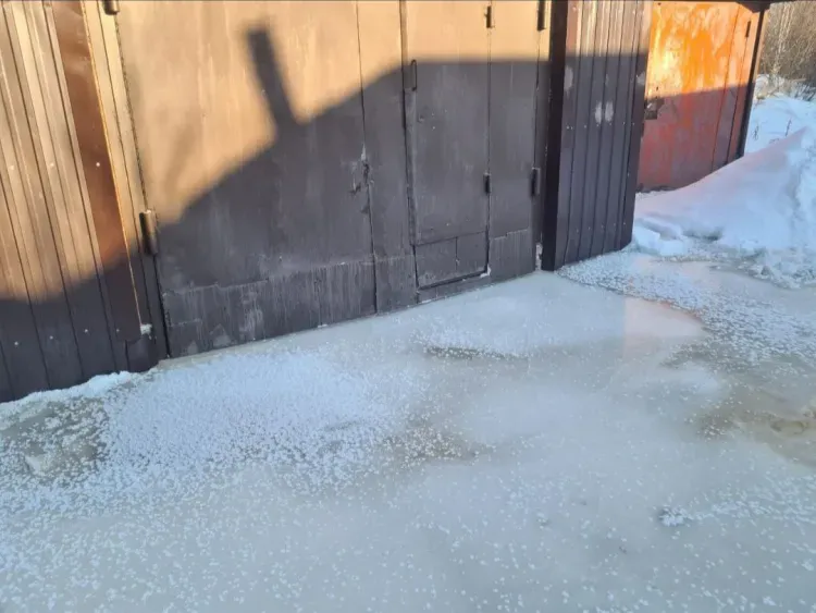 Стоки из канализации добрались до гаража в Тынде