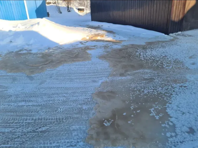 Стоки из канализации добрались до гаража в Тынде