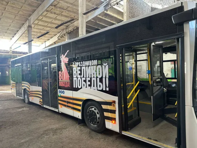 Автобусы Благовещенска украсили символикой Победы