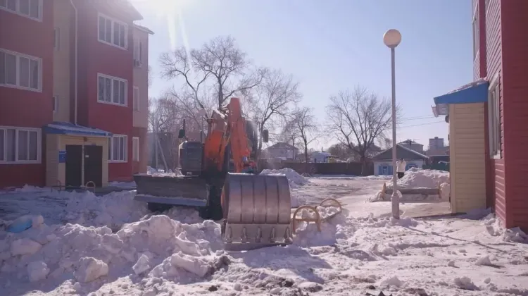 Крыши, дворы и ливневки Благовещенска очищают до момента возможного подтопления