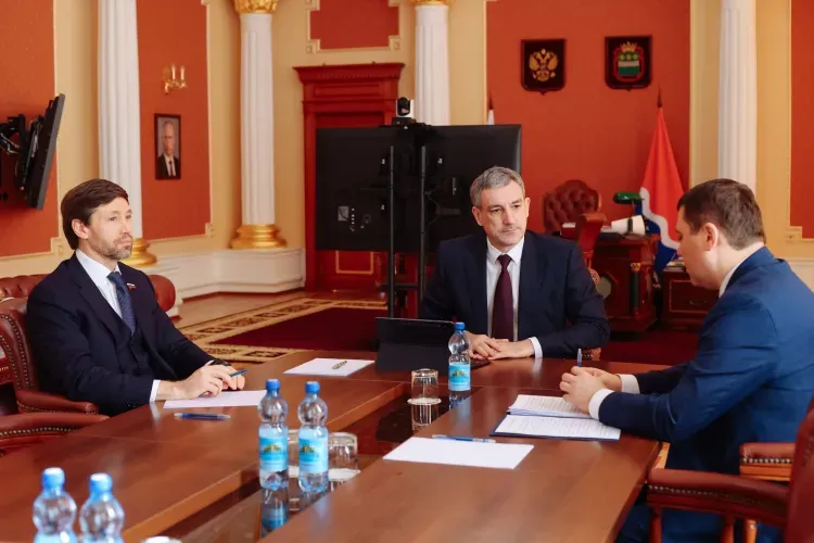 Борьбу с черными недропользователями обсудил с сенаторами Василий Орлов