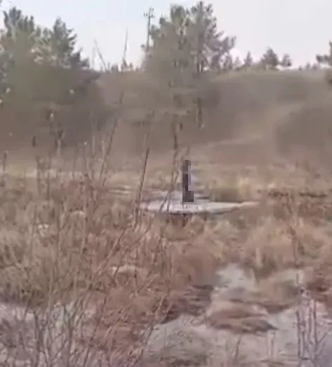 Преодолевали воду, проваливаясь по грудь: ребенку помогли выбраться на берег со льдины