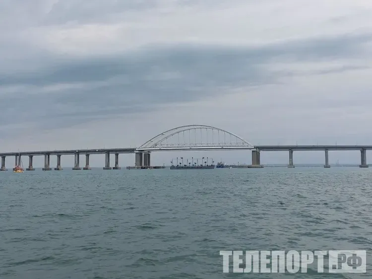 На Крымском мосту приостановили движение из-за ЧП