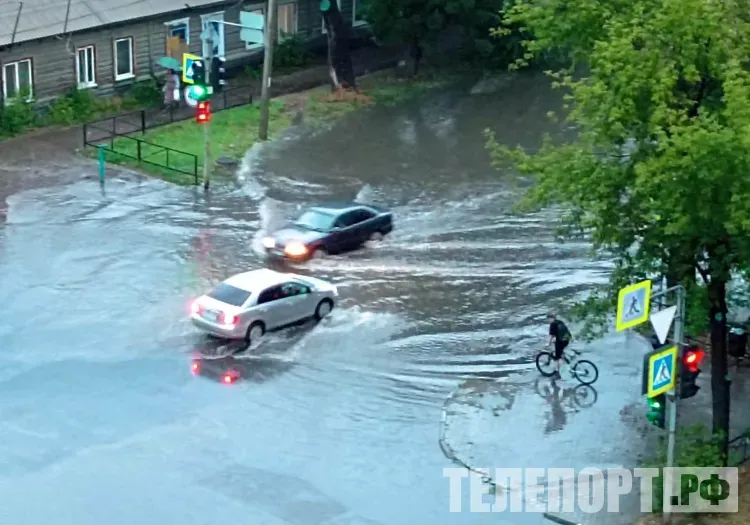 Воду с улиц после ливня откачивают днем и ночью в Благовещенске